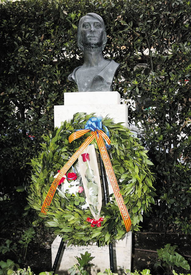 Busto con la imagen de Nino Bravo en el parque de la calle Lleida de Valencia.