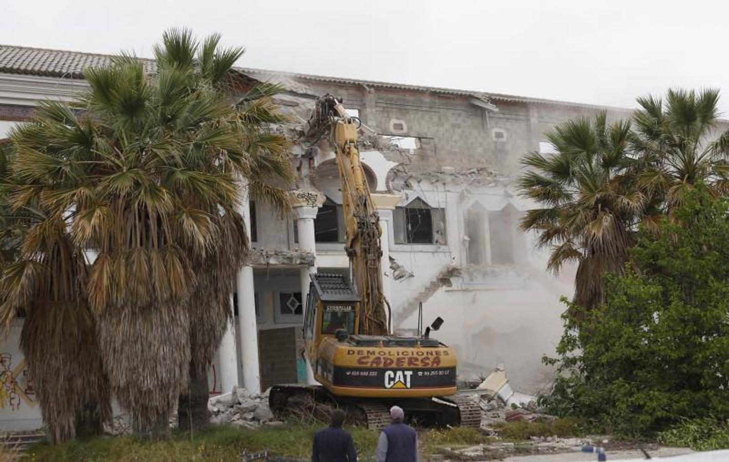 Fotos de la demolición de la antigua discoteca Arabesco en San Antonio de Benagéber