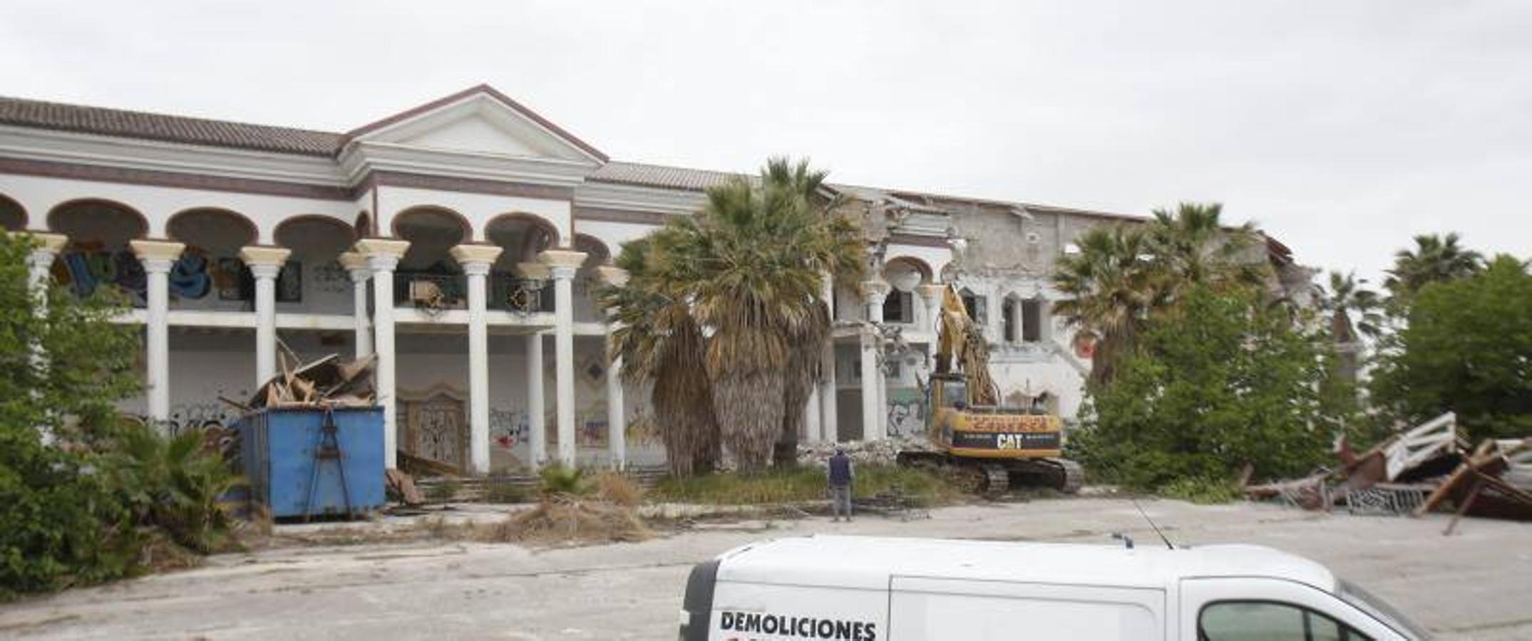 Fotos de la demolición de la antigua discoteca Arabesco en San Antonio de Benagéber