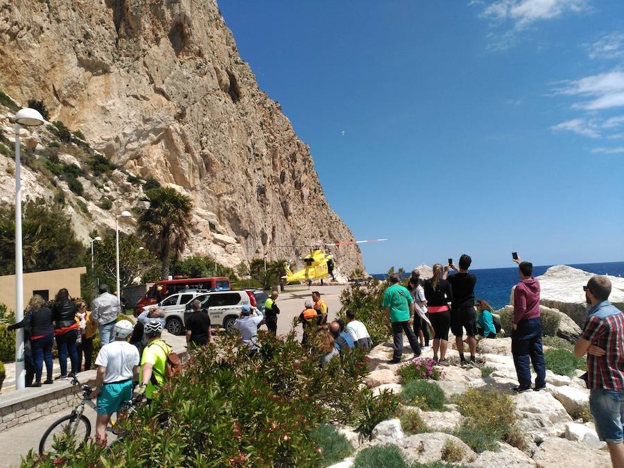 Fotos del rescate de un escalador en el peñón de Ifach