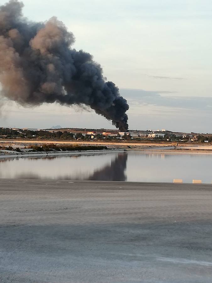 Fotos del incendio de una fábrica de caucho en Santa Pola