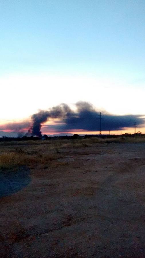 Fotos del incendio de una fábrica de caucho en Santa Pola