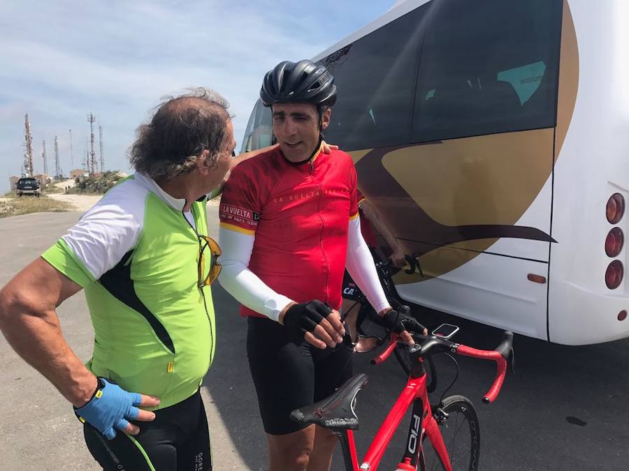 Indurain, Perico Delgado y Óscar Pereiro rinden homenaje a los ciclistas de Xàbia que murieron en Oliva