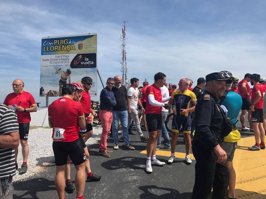 Indurain, Perico Delgado y Óscar Pereiro rinden homenaje a los ciclistas de Xàbia que murieron en Oliva