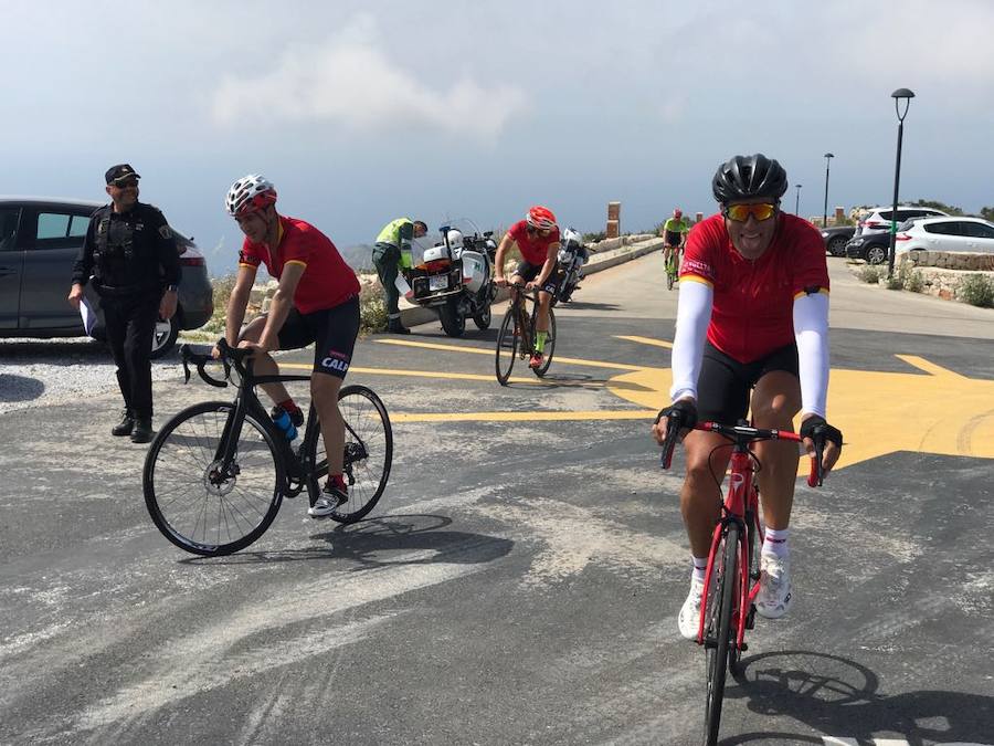 Indurain, Perico Delgado y Óscar Pereiro rinden homenaje a los ciclistas de Xàbia que murieron en Oliva