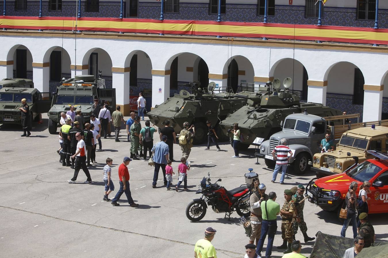 Fotos de la jornada de puertas abiertas del Museo Militar de Valencia