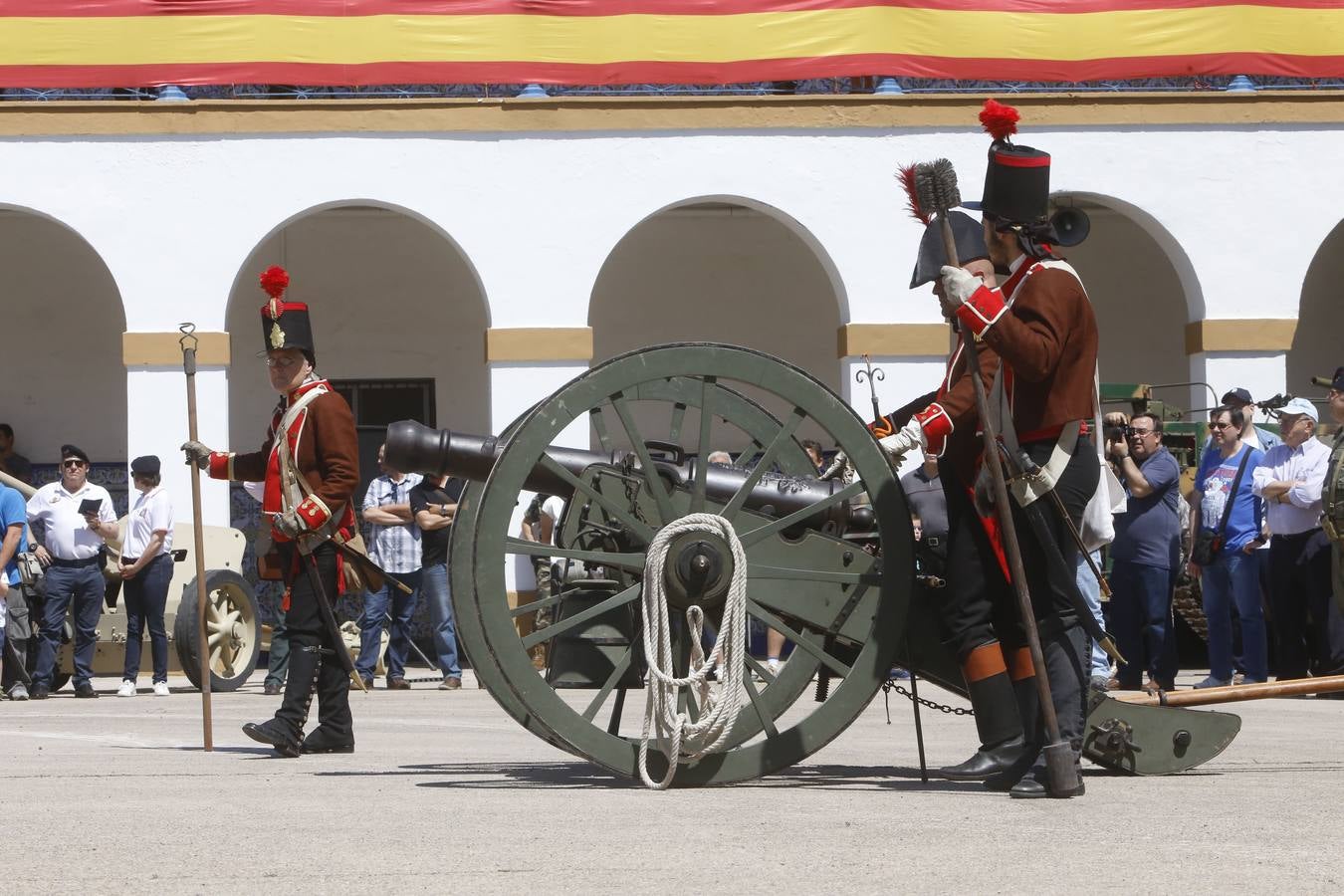 Fotos de la jornada de puertas abiertas del Museo Militar de Valencia