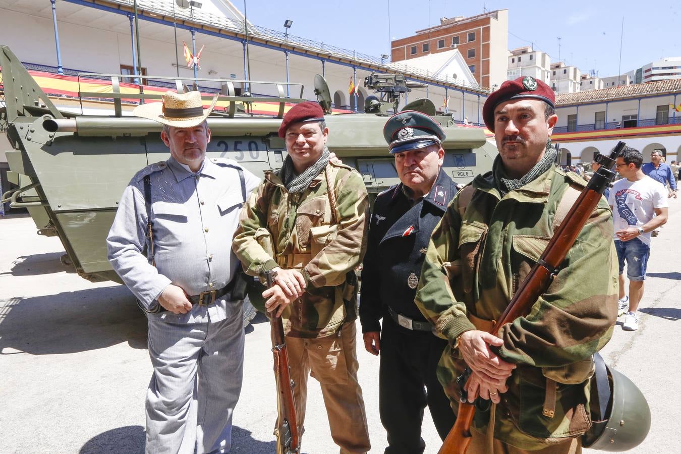 Fotos de la jornada de puertas abiertas del Museo Militar de Valencia