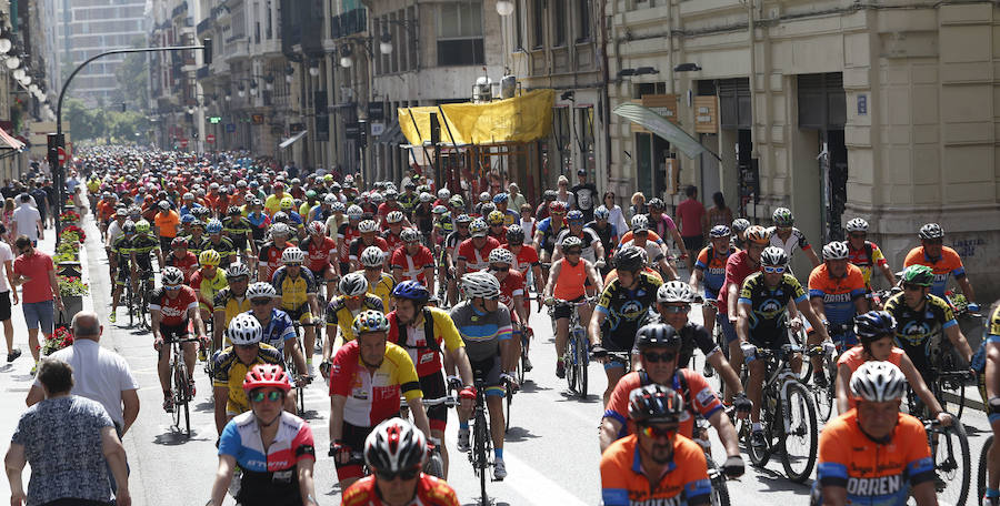 Fotos de la marcha ciclista en Valencia para pedir más protección y evitar atropellos