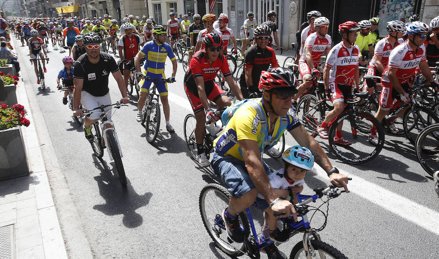 Fotos de la marcha ciclista en Valencia para pedir más protección y evitar atropellos