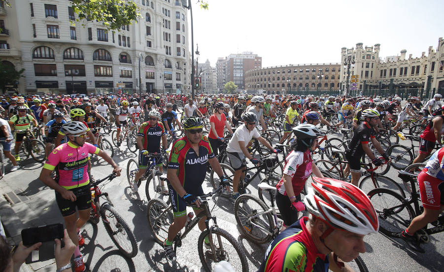 Fotos de la marcha ciclista en Valencia para pedir más protección y evitar atropellos