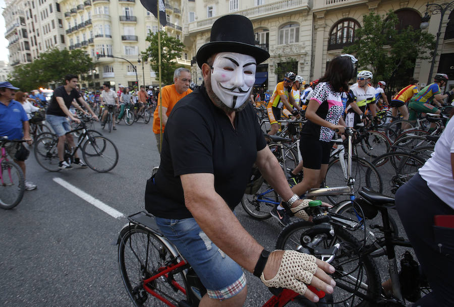 Fotos de la marcha ciclista en Valencia para pedir más protección y evitar atropellos