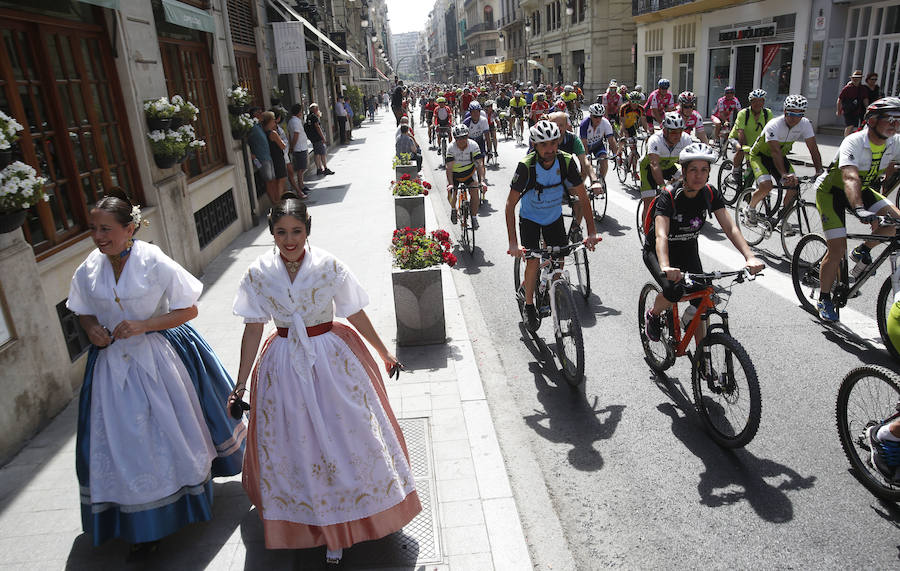 Fotos de la marcha ciclista en Valencia para pedir más protección y evitar atropellos