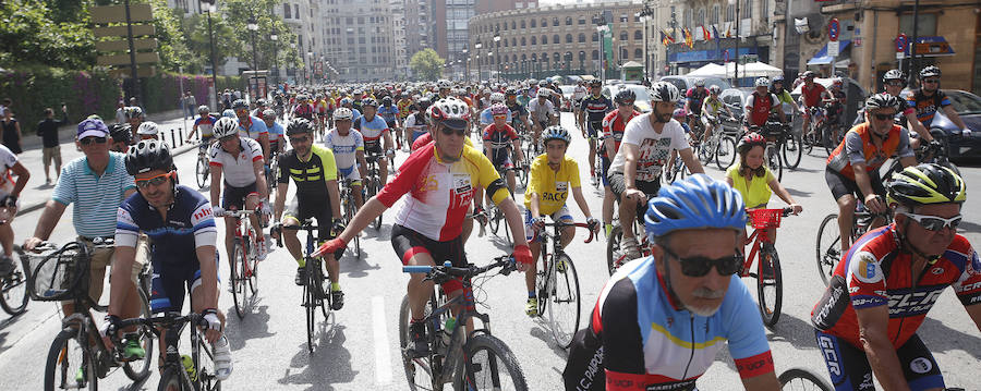 Fotos de la marcha ciclista en Valencia para pedir más protección y evitar atropellos