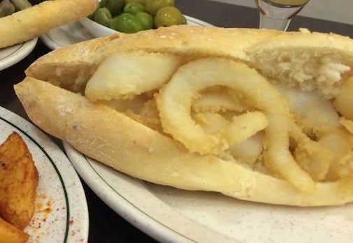 El famoso bocadillo de calamares de Casa Mundo.