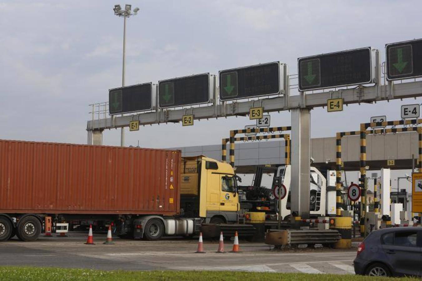 Fotos del Puerto de Valencia, paralizado por la asamblea de estibadores