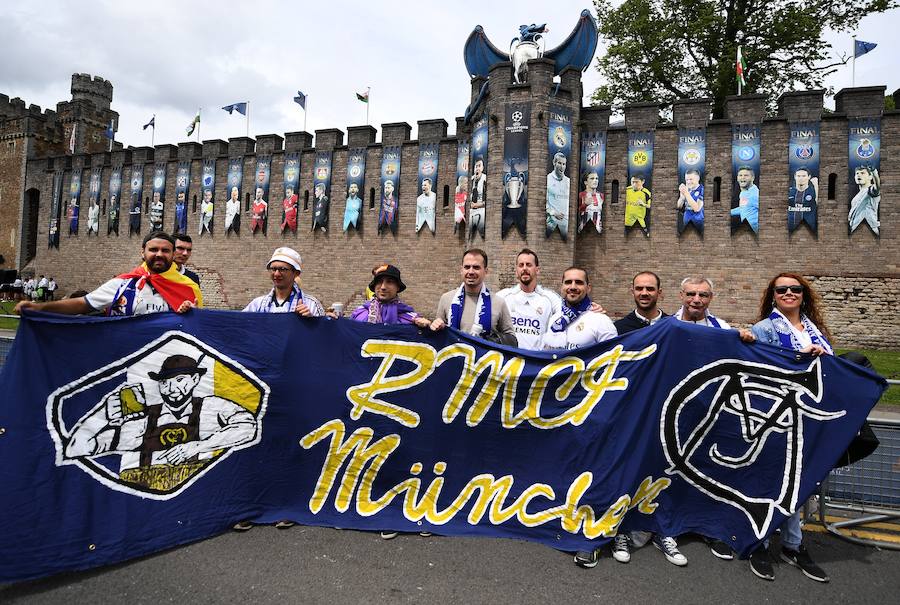 Cardiff se tiñe de blanco para animar al Real Madrid. La capital de Gales acoge la final de la Liga de Campeones, y multitud de aficionados madridistas se han desplazado para apoyar a su equipo, dejando las imágenes más variopintas.