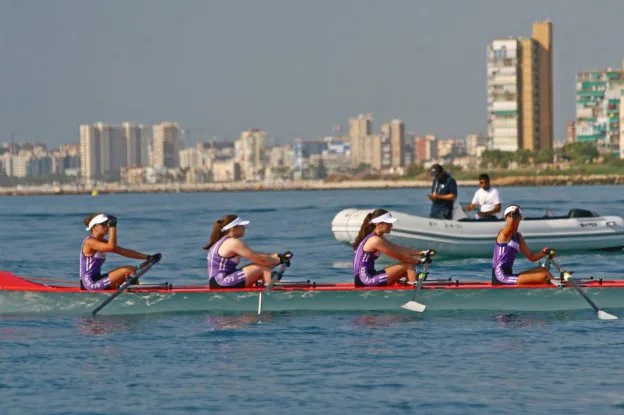 Uno de los equipos femeninos durante la competición. 