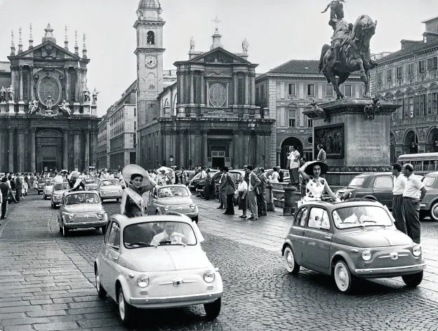 Memoria. Desfile de presentación del utilitario por las calles de Turín en julio de 1957.
