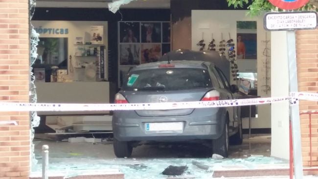 Fotos del choque en una óptica de Catarroja