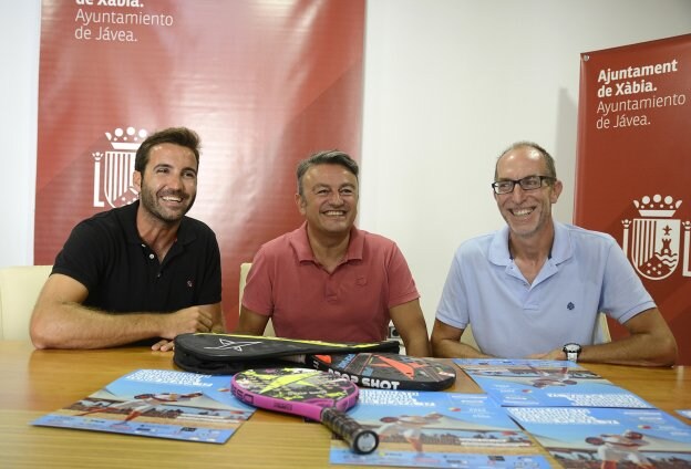 José Bas, José Chulvi y Vicent Colomer, en la presentación del campeonato de tenis playa. 