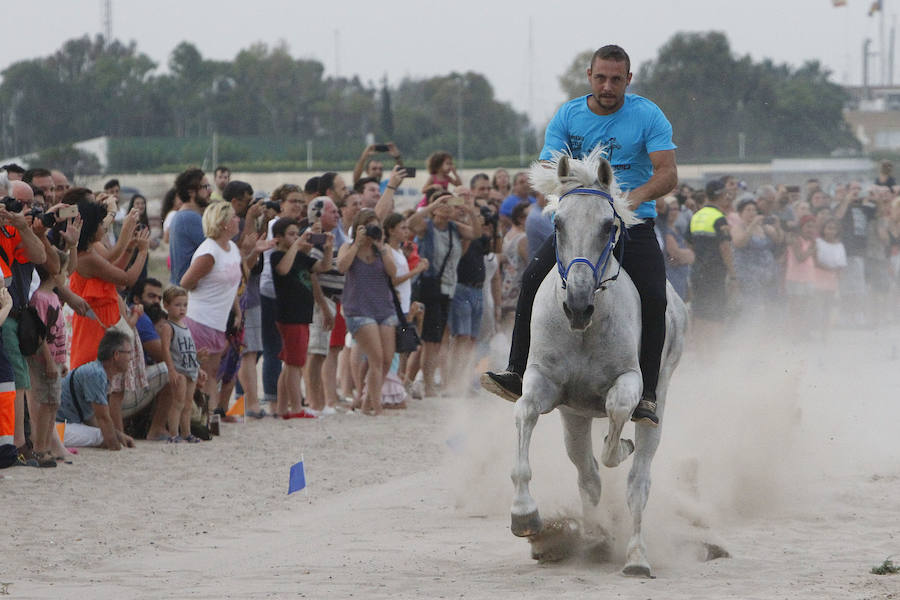 A galope a orillas de la playa de Pinedo