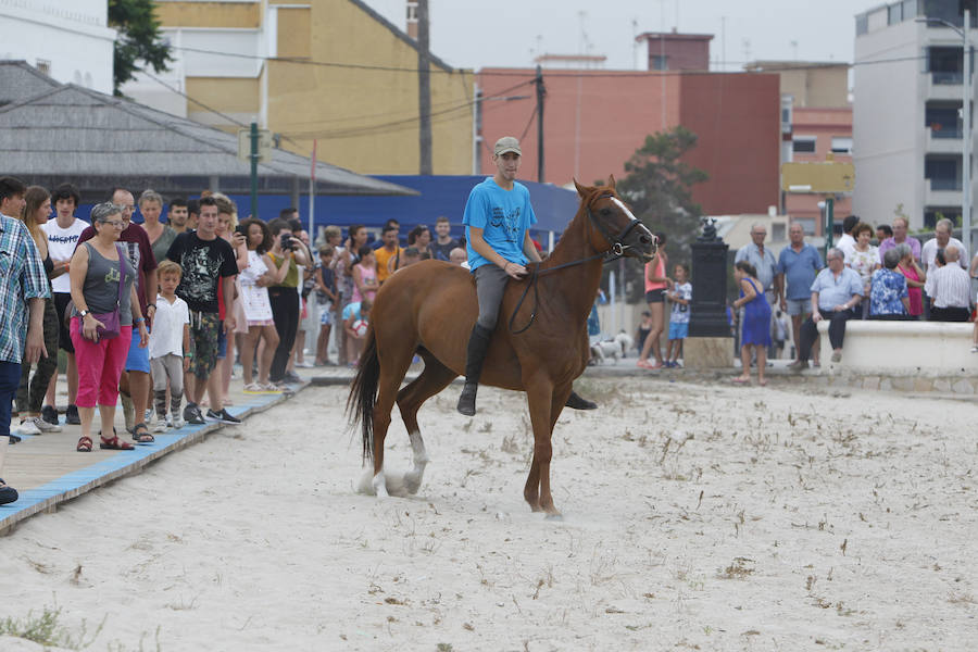 A galope a orillas de la playa de Pinedo