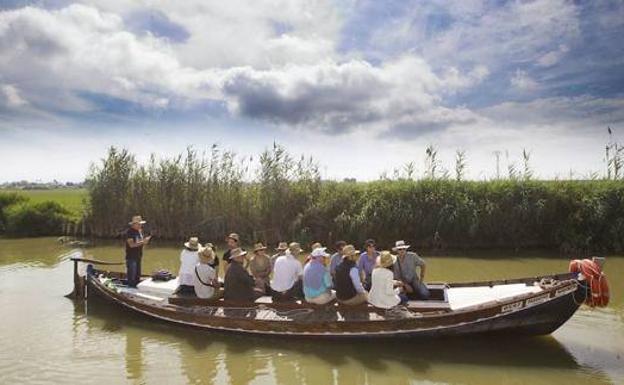 Una barca navega por las aguas de la Albufera de Valencia.