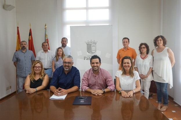 Miembros de Compromís y PSPV, durante la firma para gobernar en Paterna el año pasado. 