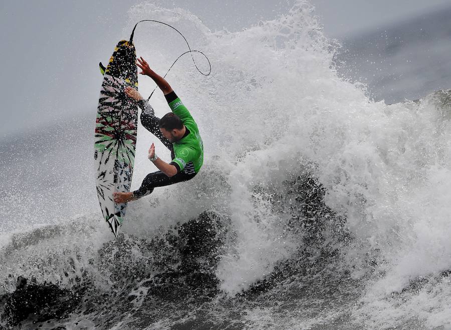 300 surferos de fama mundial se baten en la mayor competición de surf a nivel internacional en las playas de la ciudad estadounidense de Huntington