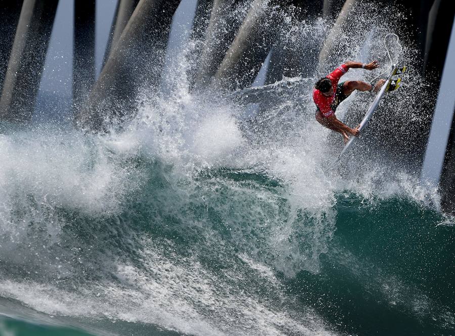 300 surferos de fama mundial se baten en la mayor competición de surf a nivel internacional en las playas de la ciudad estadounidense de Huntington