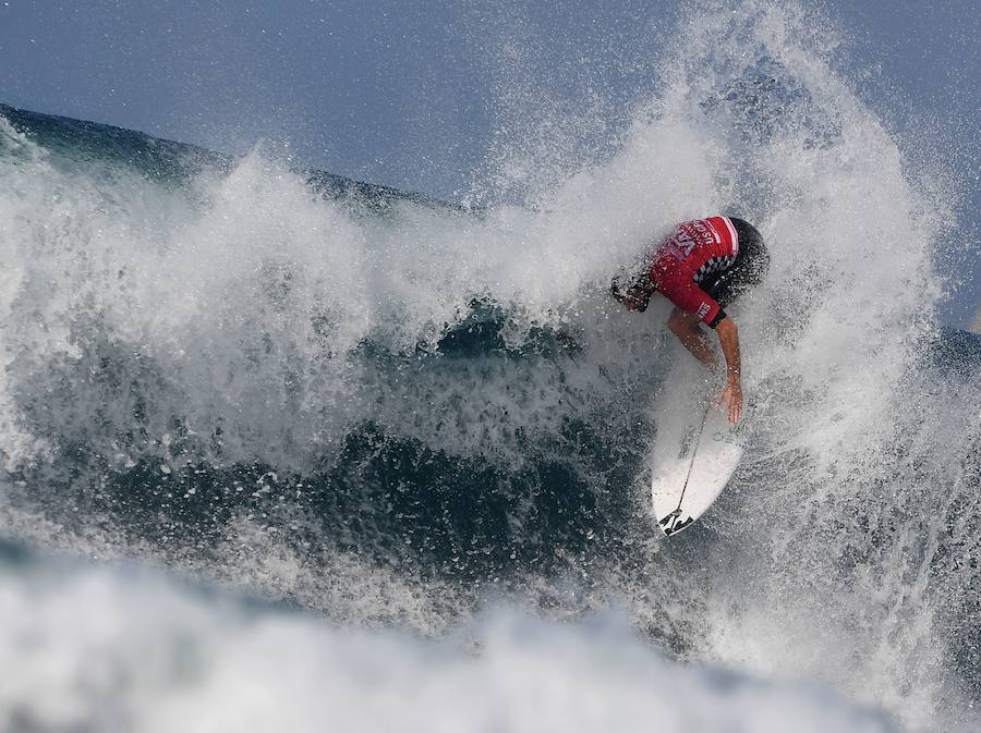 300 surferos de fama mundial se baten en la mayor competición de surf a nivel internacional en las playas de la ciudad estadounidense de Huntington