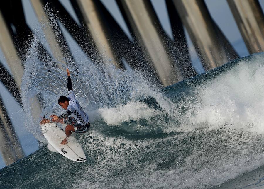 300 surferos de fama mundial se baten en la mayor competición de surf a nivel internacional en las playas de la ciudad estadounidense de Huntington