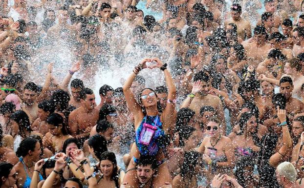 Los 'sounders' en la piscina del festival, ayer.