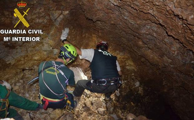 Efectivos de la Guardia Civil buscando la granada en la cima de Llutxent.