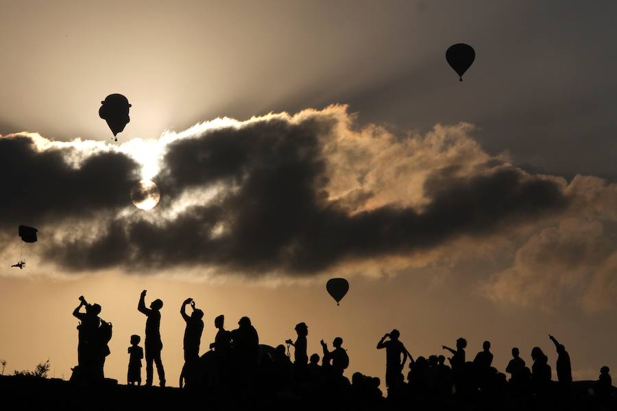 Miles de israelíes se reunen para ver la colorida exhibición de globos gigantes en el Festival del Globo de Aire Caliente de Gilboa cerca del Kibbutz Ein Harod, en el valle de Jezreel (Israel). 