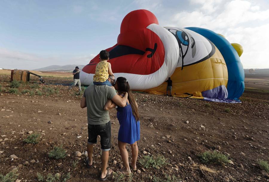 Miles de israelíes se reunen para ver la colorida exhibición de globos gigantes en el Festival del Globo de Aire Caliente de Gilboa cerca del Kibbutz Ein Harod, en el valle de Jezreel. 