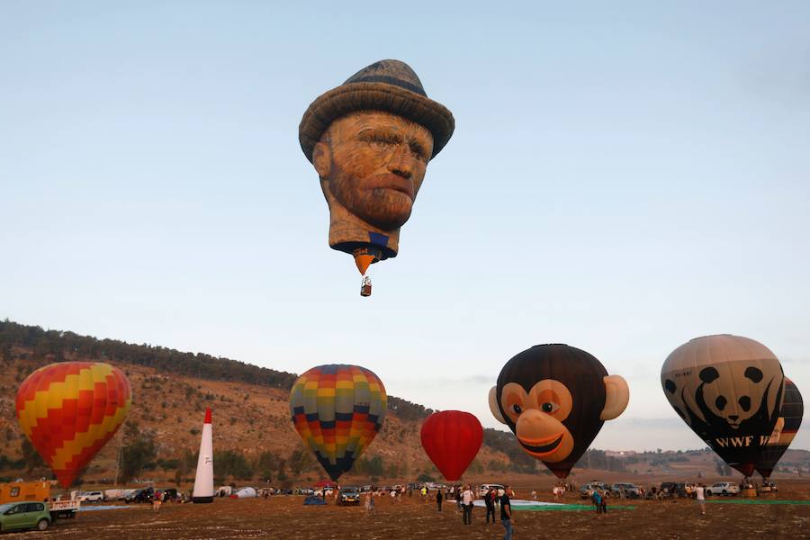 Miles de israelíes se reunen para ver la colorida exhibición de globos gigantes en el Festival del Globo de Aire Caliente de Gilboa cerca del Kibbutz Ein Harod, en el valle de Jezreel. 