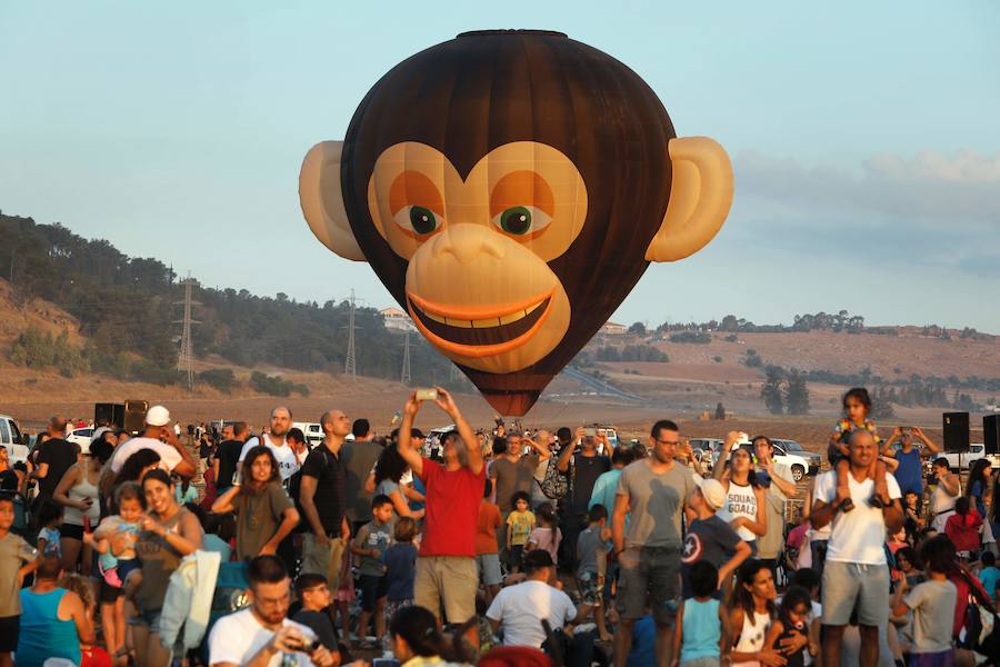 Miles de israelíes se reunen para ver la colorida exhibición de globos gigantes en el Festival del Globo de Aire Caliente de Gilboa cerca del Kibbutz Ein Harod, en el valle de Jezreel. 