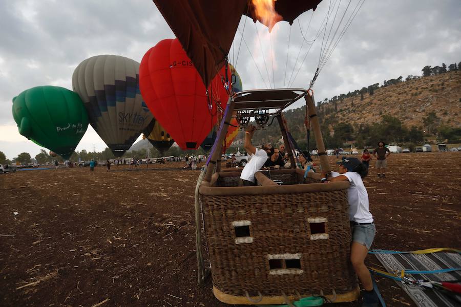 Miles de israelíes se reunen para ver la colorida exhibición de globos gigantes en el Festival del Globo de Aire Caliente de Gilboa cerca del Kibbutz Ein Harod, en el valle de Jezreel. 