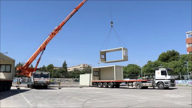 Los trabajos de montaje de las aulas prefabricadas. 