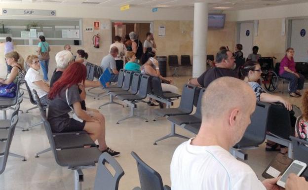 Pacientes en la sala de espera de Urgencias de un hospital valenciano.