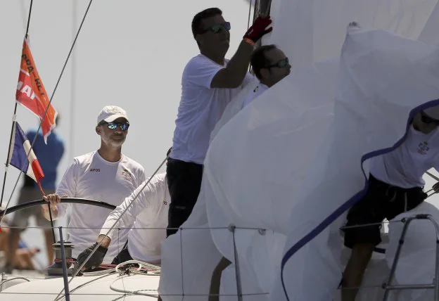 El Rey Felipe VI, a bordo del Aifos ayer. 