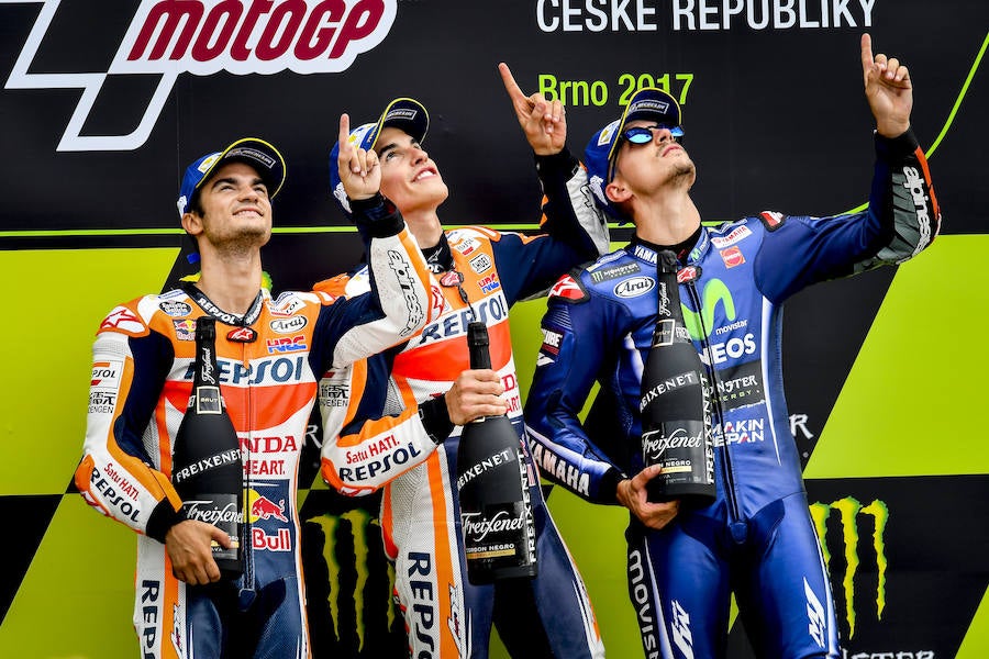 Dani Pedrosa, Marc Márquez y Maverick Viñales señalan al cielo en recuerdo del fallecido Ángel Nieto. .