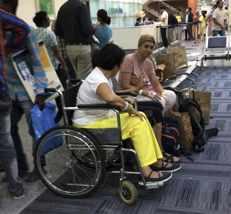 Una superviviente del accidente del microbús aguarda en una silla de ruedas en un hospital.