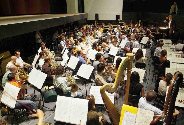 Un ensayo de los músicos de la orquesta de la Comunitat en el foso de la sala Principal de Les Arts. 