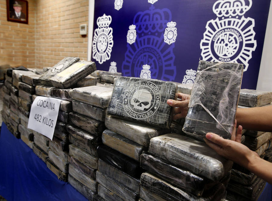 Fotos de la detención en Xirivella de un conductor con 482 kilógramos de cocaína que huyó de un control policial