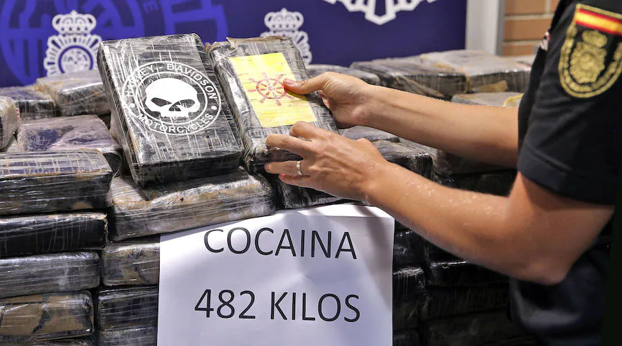 Fotos de la detención en Xirivella de un conductor con 482 kilógramos de cocaína que huyó de un control policial