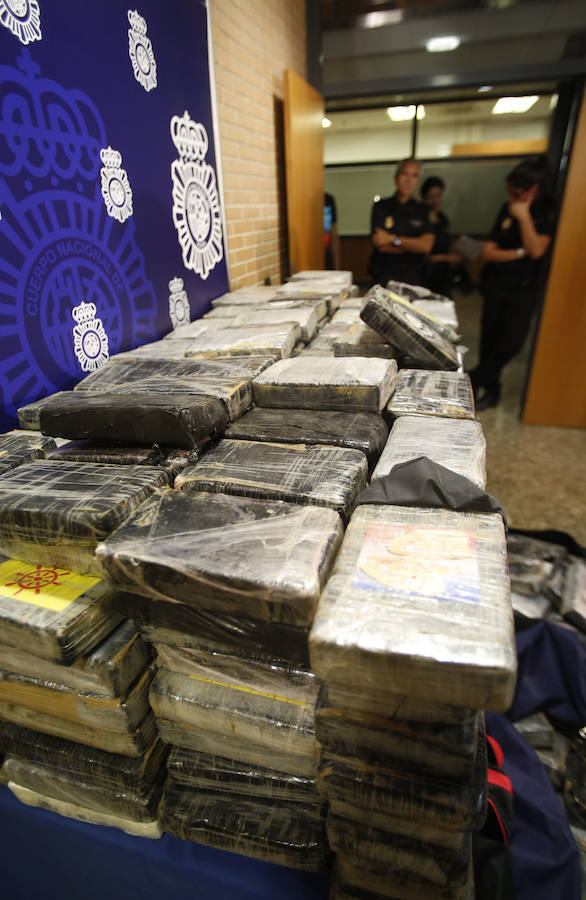 Fotos de la detención en Xirivella de un conductor con 482 kilógramos de cocaína que huyó de un control policial