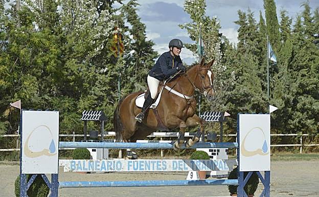 La Infanta Elena montando su caballo 'Qant' durante su participación en el XXIII Concurso Nacional de Saltos de Obstáculos en el Centro Ecuestre y Poni Club de Badajoz. 